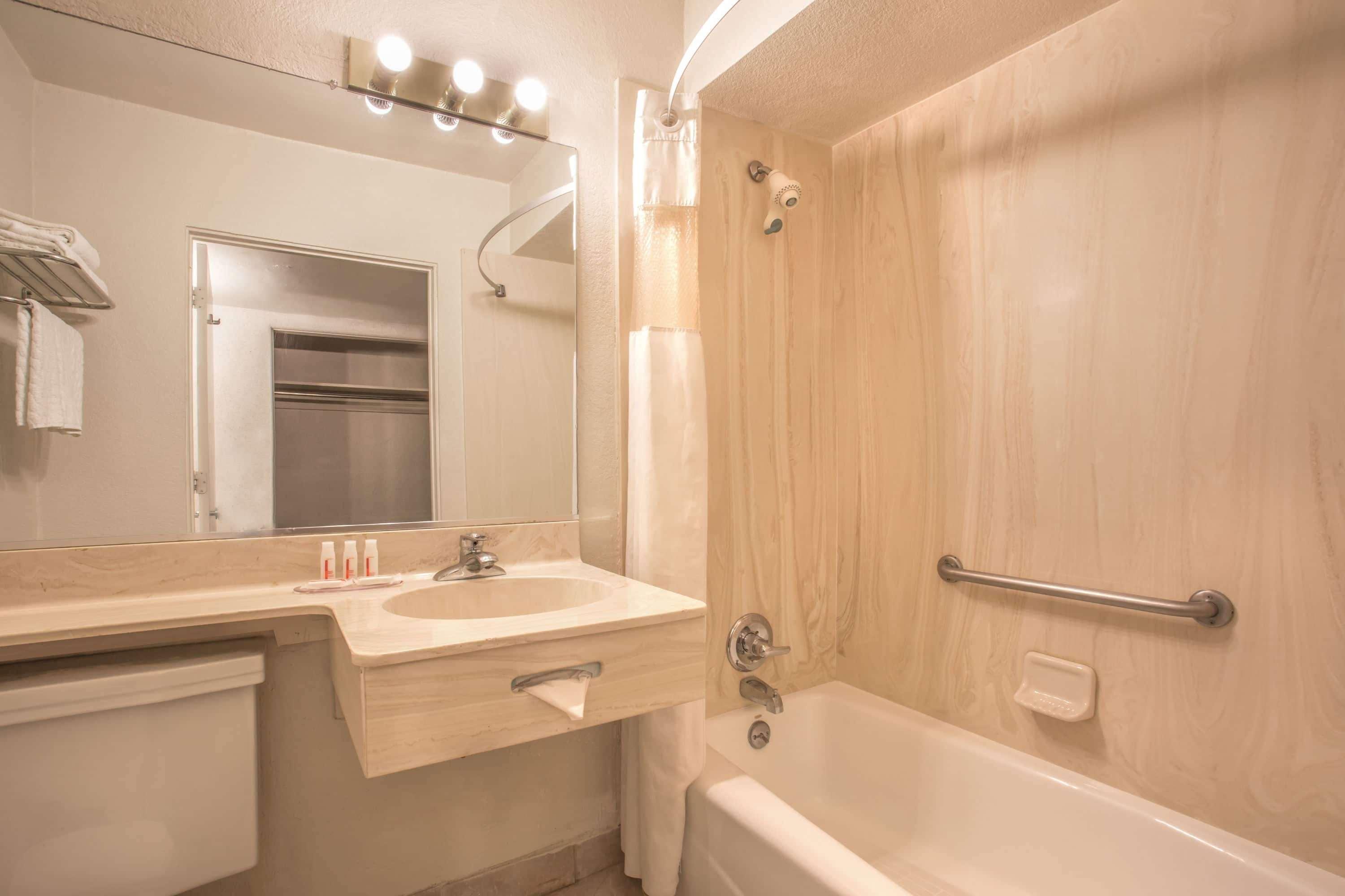 Howard Johnson By Wyndham Phoenix Airport/Downtown Area Екстериор снимка