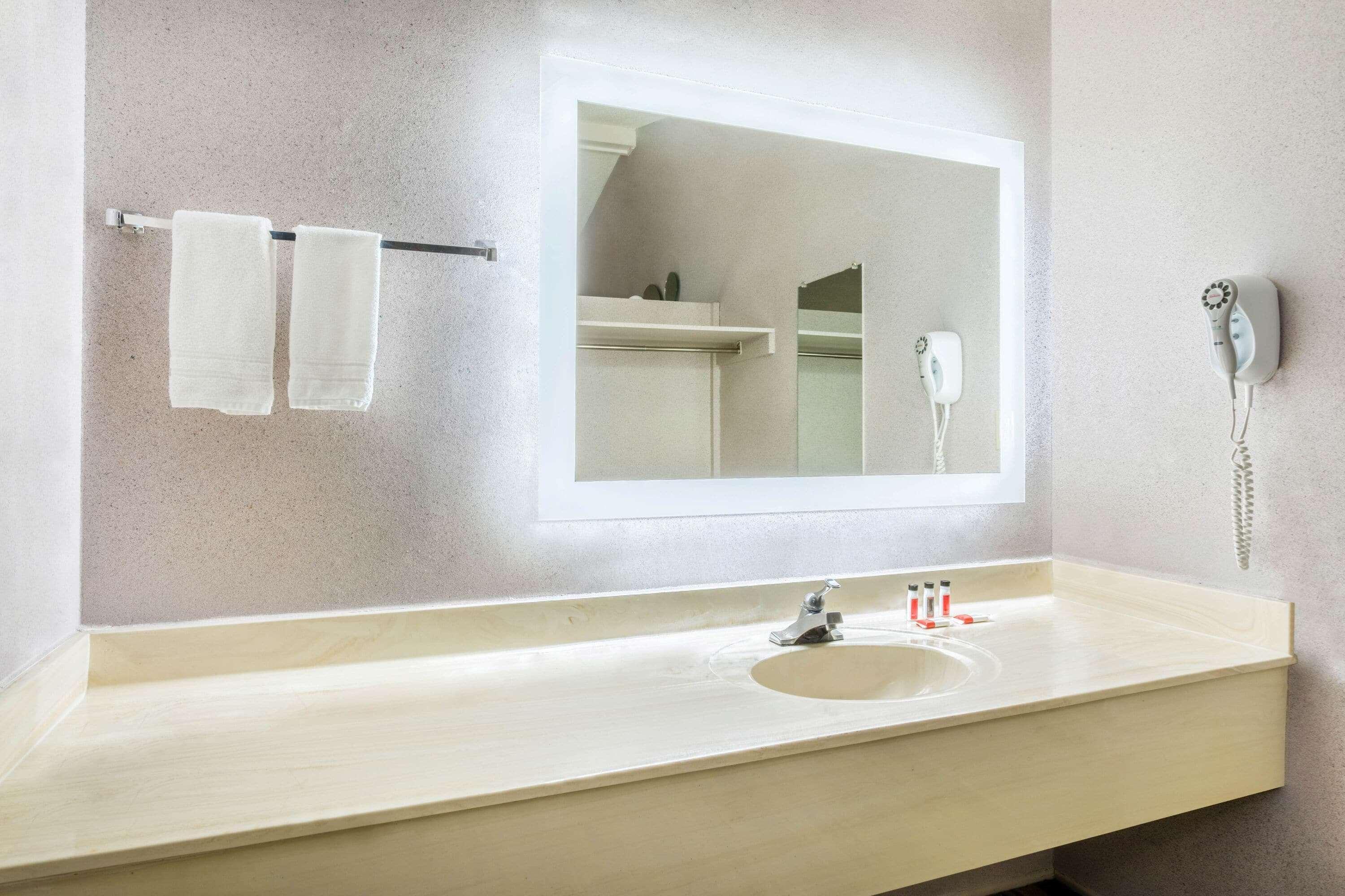Howard Johnson By Wyndham Phoenix Airport/Downtown Area Екстериор снимка